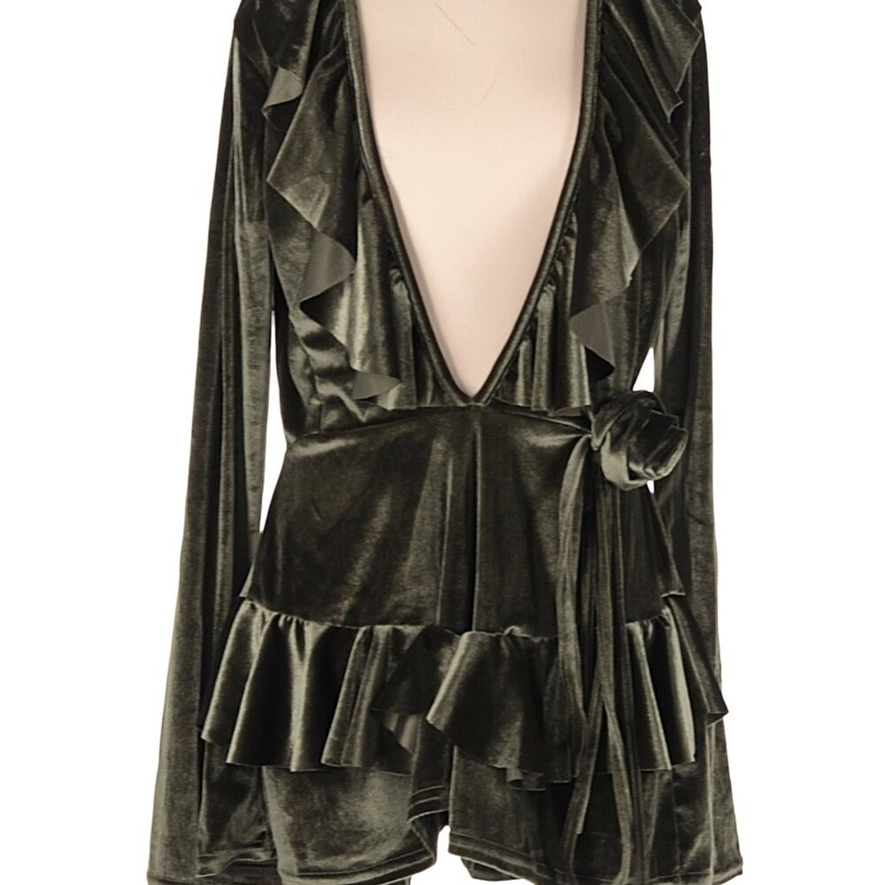 💚 PrettyLittleThing Green Velvet Romper